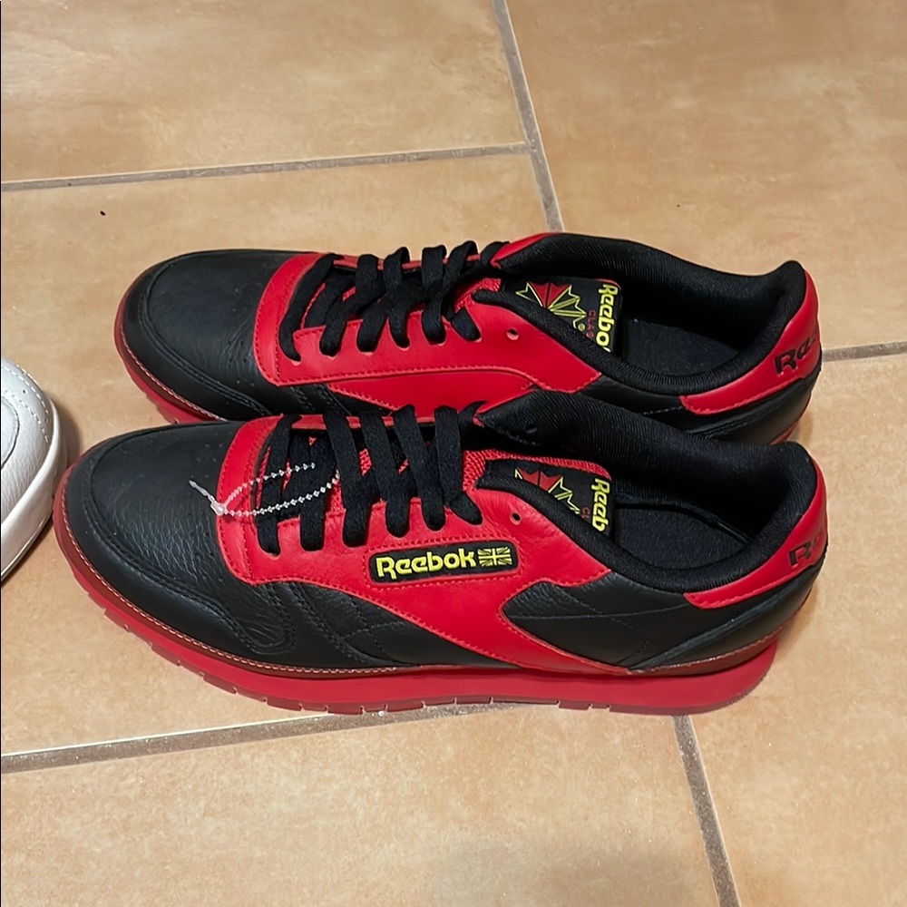 Reebok Men's Black and Red Sneakers